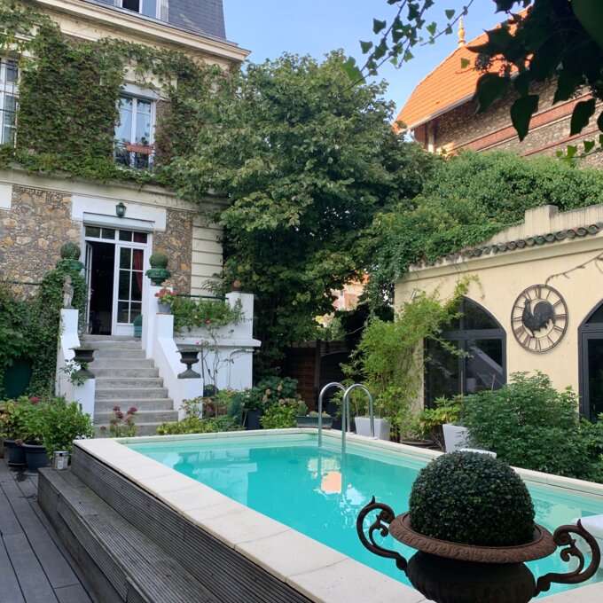 Les pieds dans l’eau avec la Maison avec piscine d’Anne