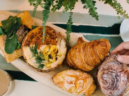 Buffet traiteur dressé pour un événement