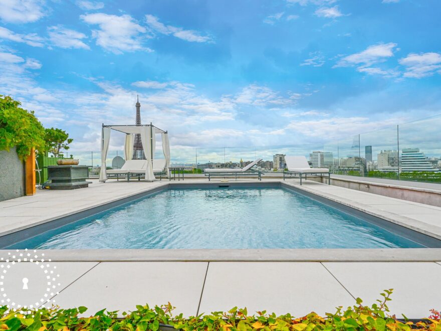 Le rooftop avec piscine vue Tour Eiffel