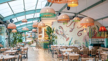 Verrière végétalisée dressée pour un repas d'entreprise