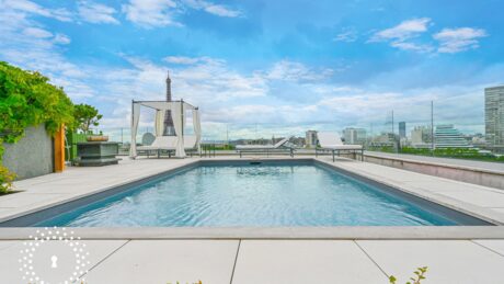 Le rooftop avec piscine vue Tour Eiffel, photo 1 sur 5